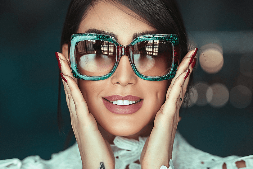 zöld_napszemüveges_nö